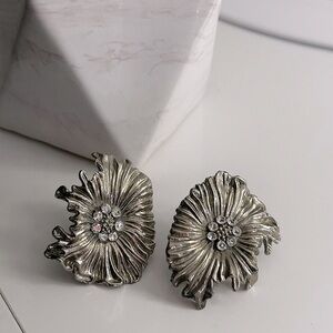 Awesome Runway Silver Floral Earring | Clip On | Vintage | Lightweight | EUC